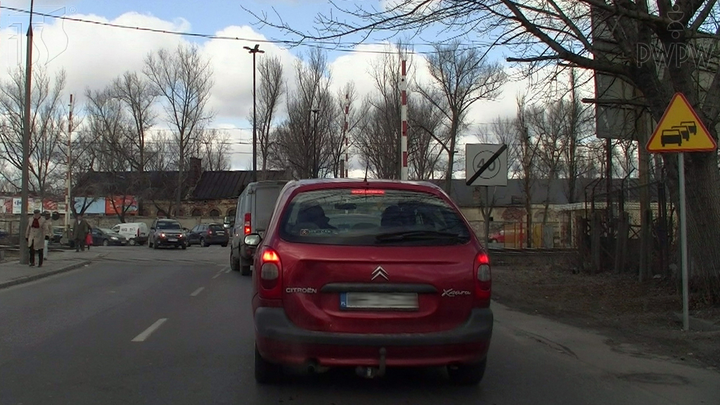 Czy w przedstawionej sytuacji jesteś ostrzegany o częstym występowaniu zablokowania ruchu pojazdów (korka)?